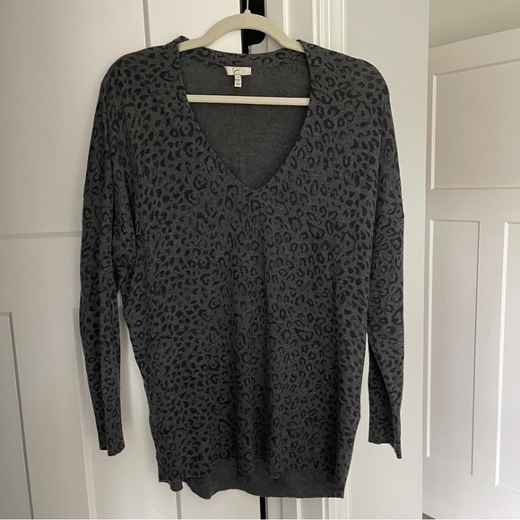 Joie V Neck Leopard Gray Long Sleeve Sweater - Picture 1 of 4